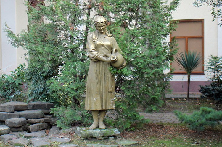 Девушка с кувшинам возле сочинского музея