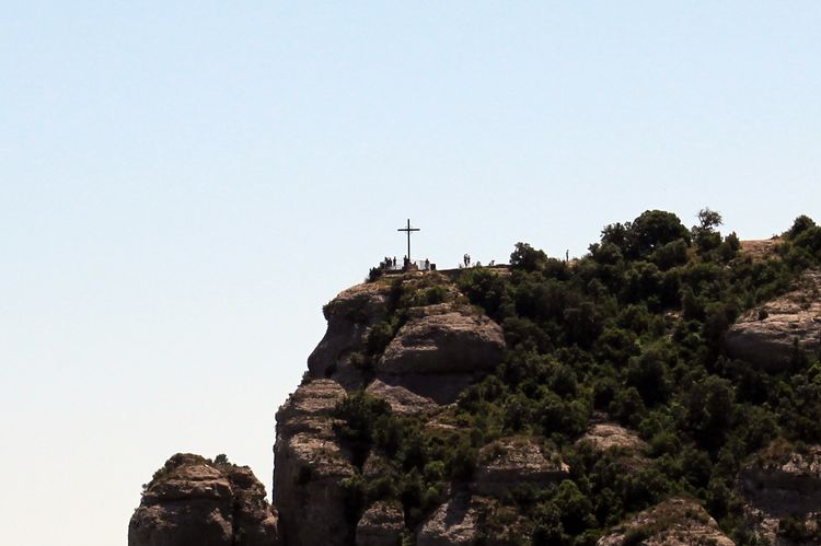 Крест Святого Михаила на горе Монтсеррат возле Барселоны
