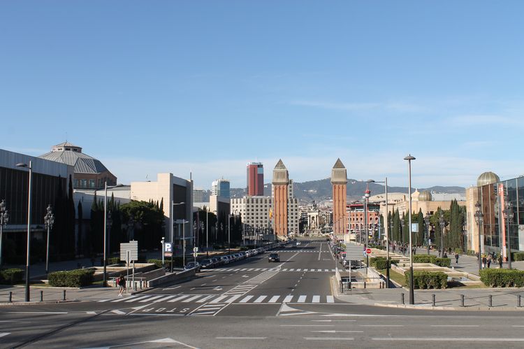 Проспект Королевы Марии-Кристины в Барселоне