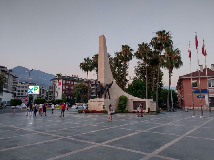 Памятник Ататюрку в Аланье