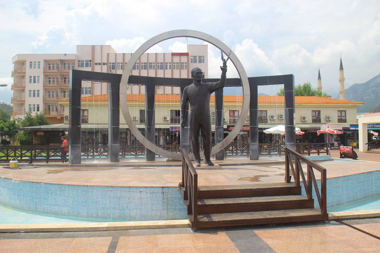 Памятник Ататюрку в Кемере
