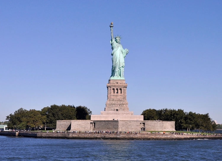 Статуя Свободы на острове Свободы в Нью-Йорке