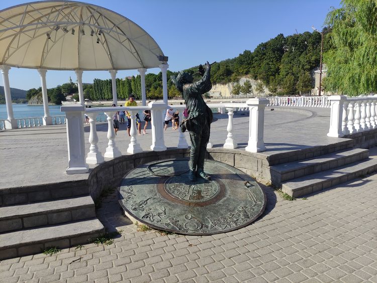 Памятник Утёсову в Абрау-Дюрсо