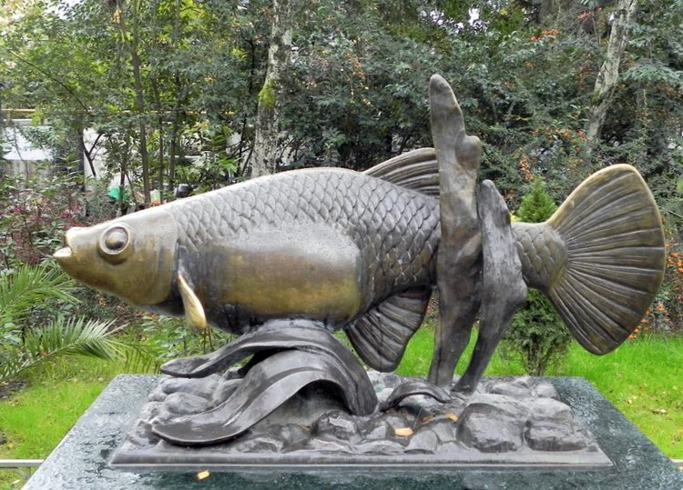 Памятник рыбке Гамбузии
