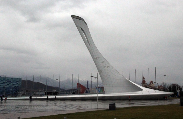 Олимпийский факел, чаша и фонтан в Олимпийском парке