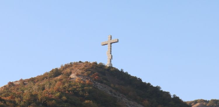 Крест на горе в Геленджике