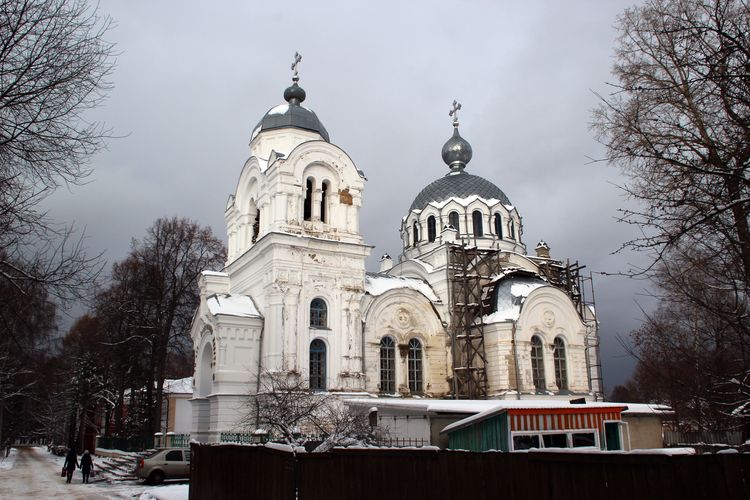 Белая церковь в Вичуге