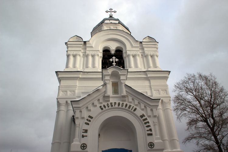 Белая церковь в Вичуге