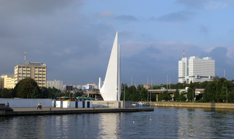 Памятник рыбакам в Калининграде в 2009 году