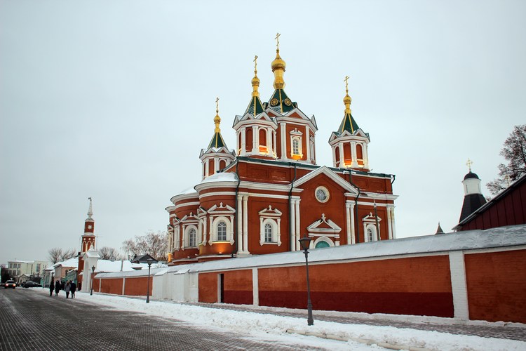 Крестовоздвиженский собор и ограда монастыря