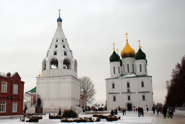 Шатровая колокольня (слева) и Успенский собор