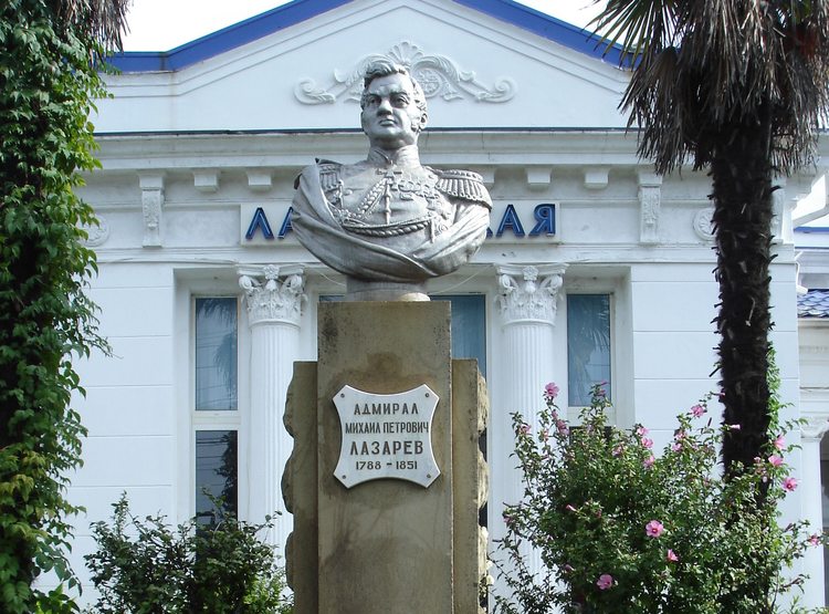 Памятник адмиралу Лазареву в Лазаревском