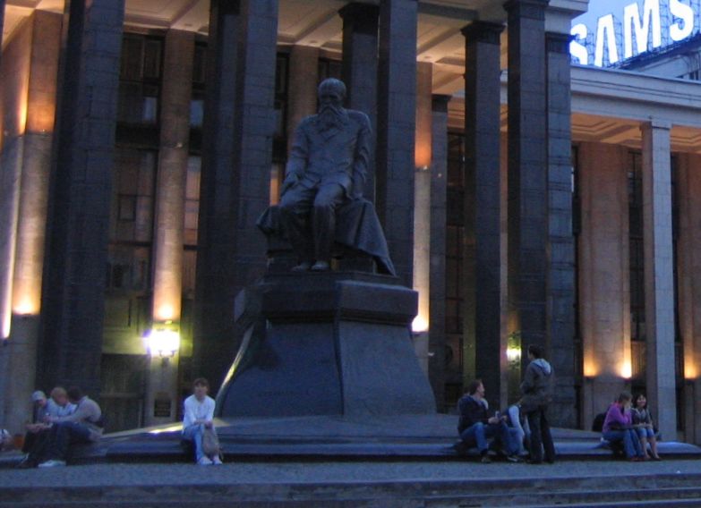 Памятник Фёдору Достоевскому в Москве