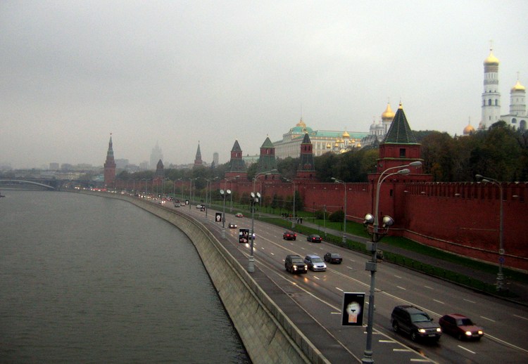 Кремлёвская набережная в Москве