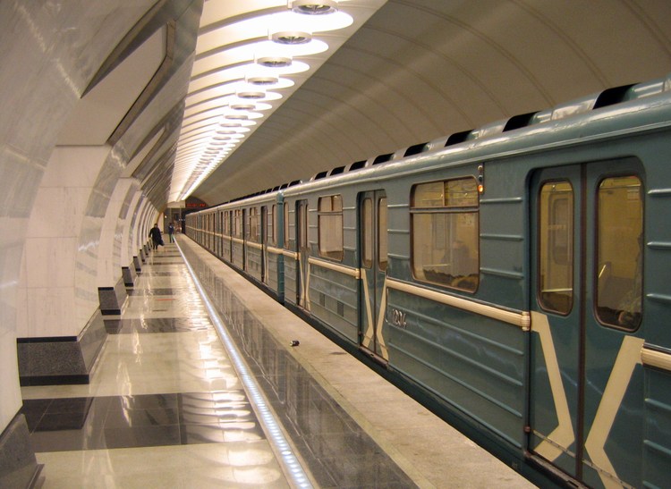 Поезд на станции Московского метрополитена