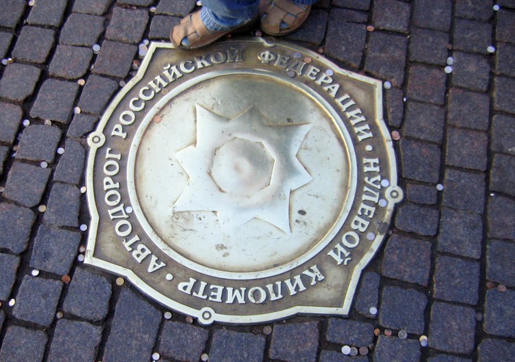 Знак нулевого километра в Москве