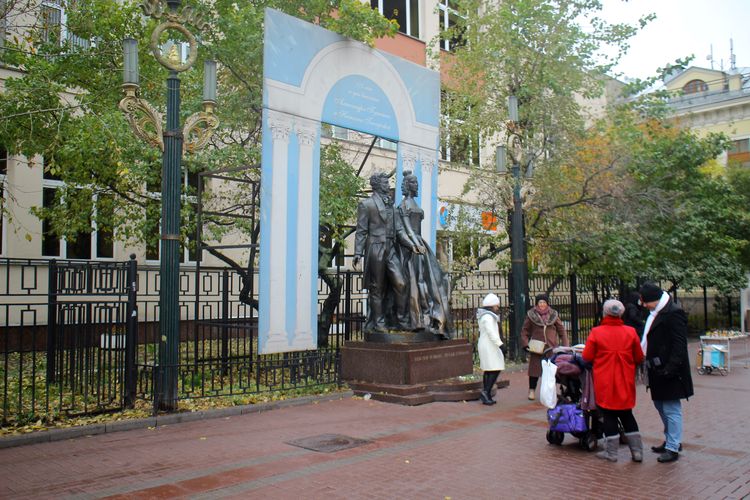 Памятник Пушкину и Гончаровой на Арбате