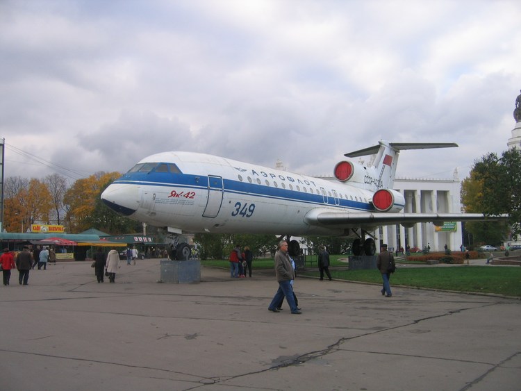 Самолёт Як-42 на ВВЦ (ВДНХ)