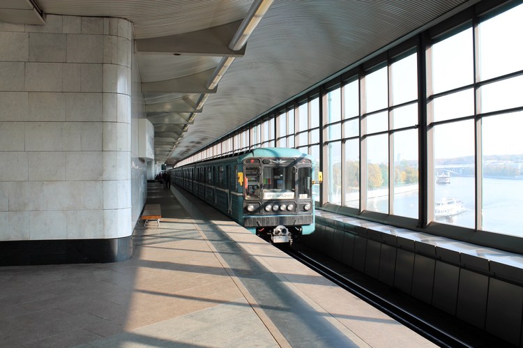 Поезд метро на станции Воробьёвы горы