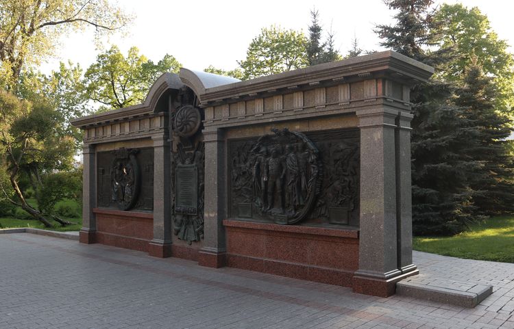 Стена в честь российских полководцев в Александровском саду