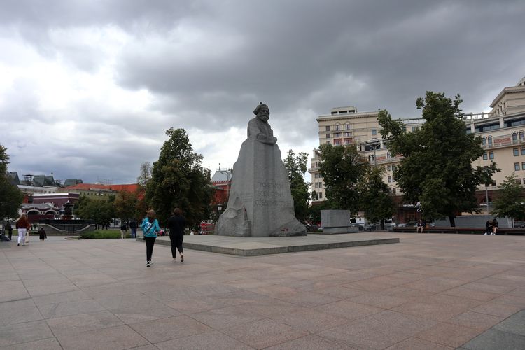 Памятник Карлу Марксу на Театральной площади