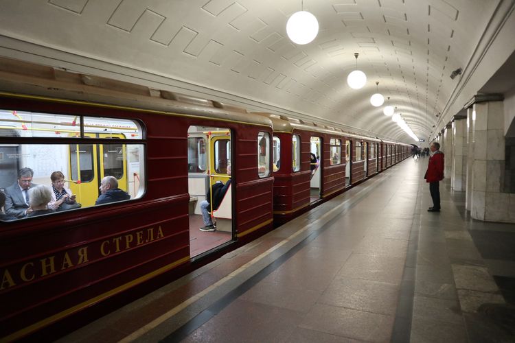 Поезд «Красная стрела» в Московском метро