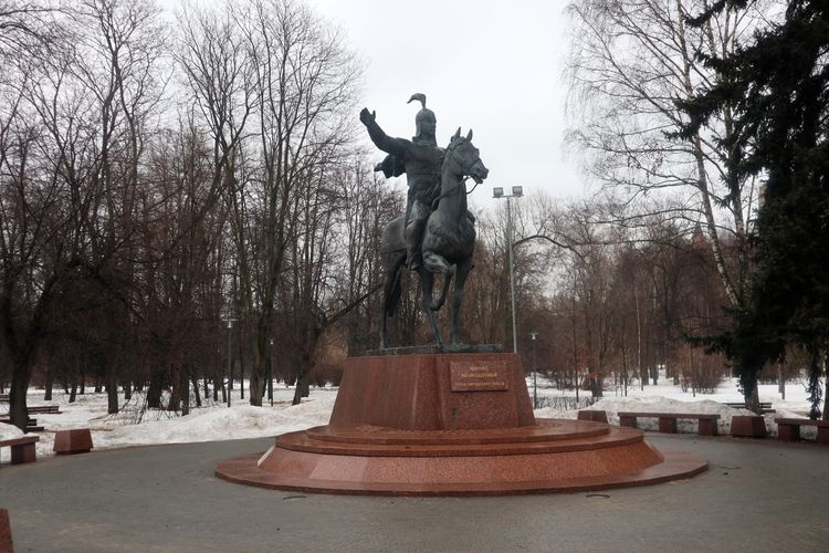 Памятник Манасу Великодушному в Москве