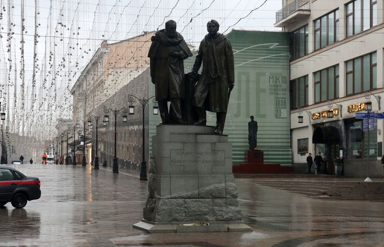 Памятник Станиславскому и Немировичу-Данченко в Москве