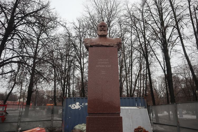 Памятник Н.Е. Жуковскому в Москве