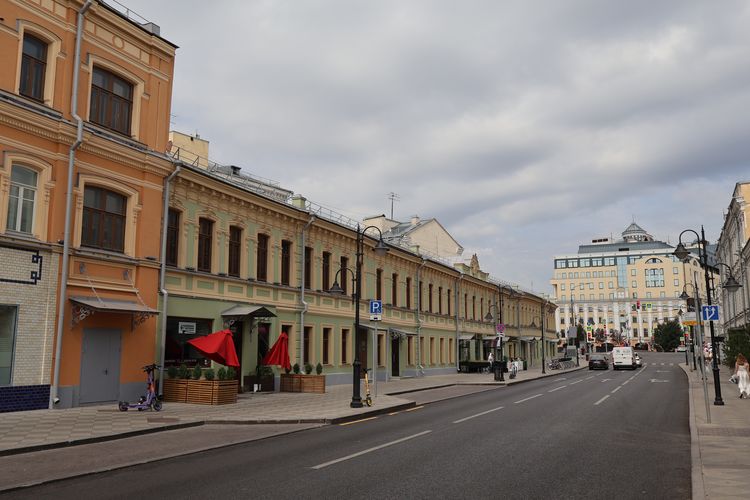 Жилой дом с лавками на Пятницкой (кинотеатр Заря)