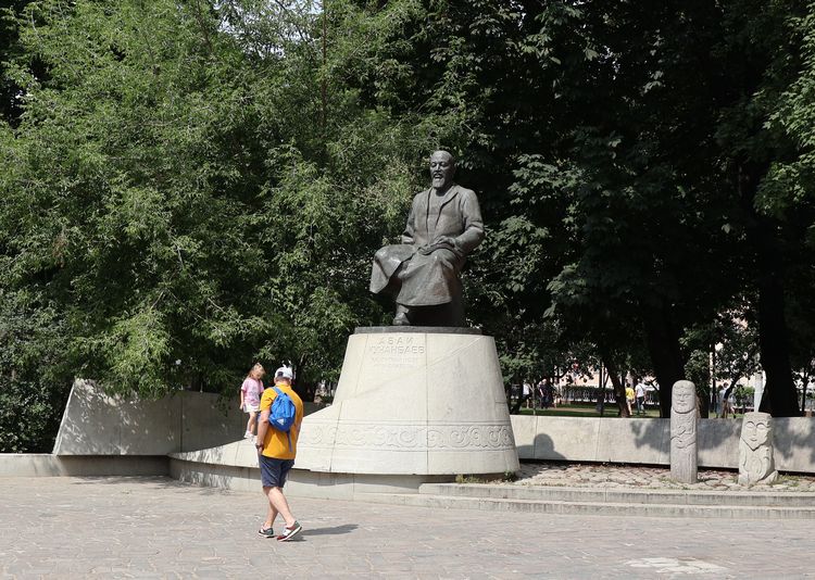 Памятник Абаю Кунанбаеву в Москве