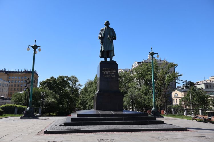 Памятник Гоголю на Гоголевском бульваре