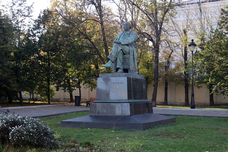 Памятник Алексею Толстому в Москве