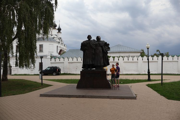 Памятник Петру и Февронии в Муроме