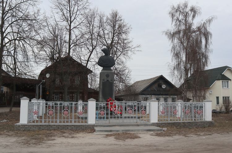 Памятник герою Рязанову в Большом Козино