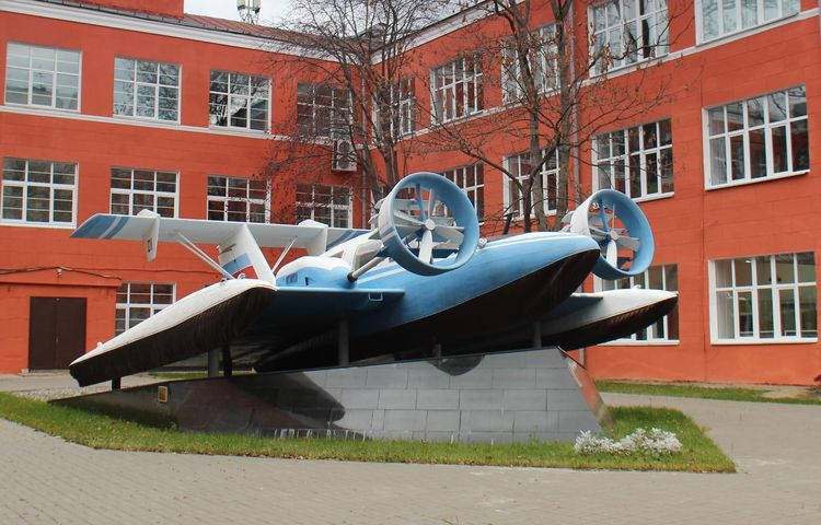 Памятник экраноплану «Волга-2» в Нижнем Новгороде