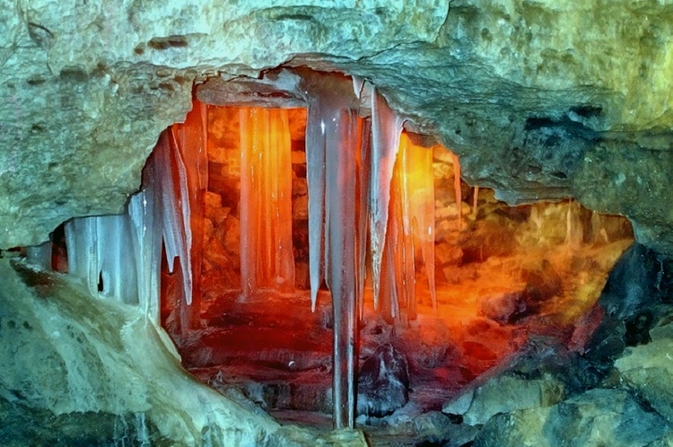 Один из гротов Кунгурской пещеры