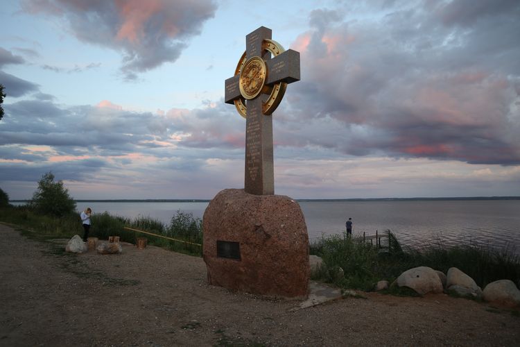 Поклонный крест на берегу озера Неро