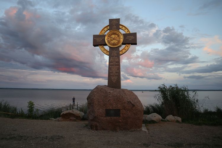 Поклонный крест на берегу озера Неро