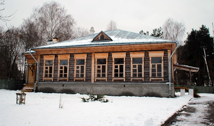Восстановленное здание сельской деревянной школы при музее С.Есенина 