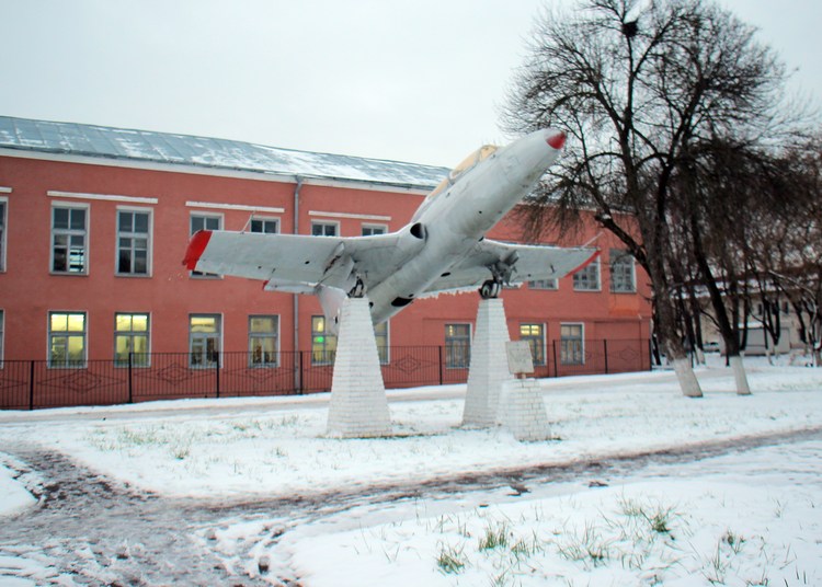 Памятник самолёту L-29 в Спас-Клепиках