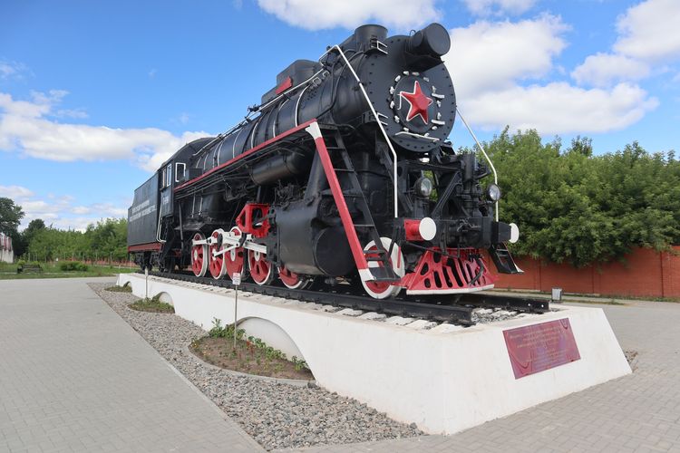 Паровоз-памятник Л-3498 в Сасове