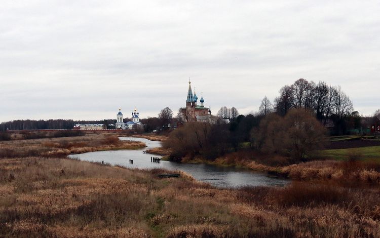 Благовещенский монастырь в Дунилове (справа)