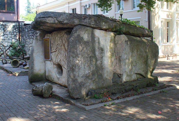 Кавказский дольмен