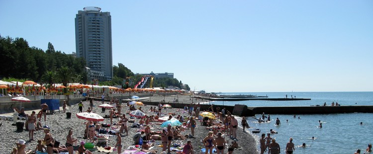 Пляж Сочи в купальный сезон