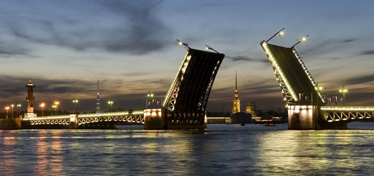 Разведённый Дворцовый мост