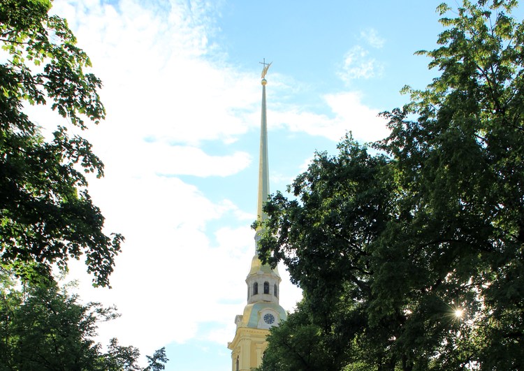 Шпиль Петропавловского собора в Санкт-Петербурге