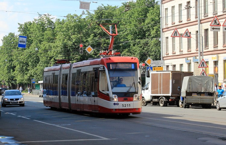 Сочленённый трамвай в Санкт-Петербурге
