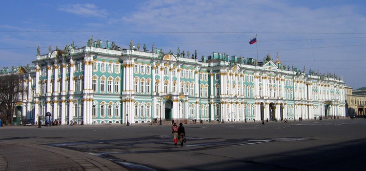 Вид на Зимний дворец со стороны Дворцовой площади