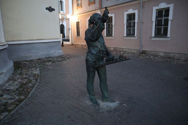 Скульптура «Аптекарь» во Владимире